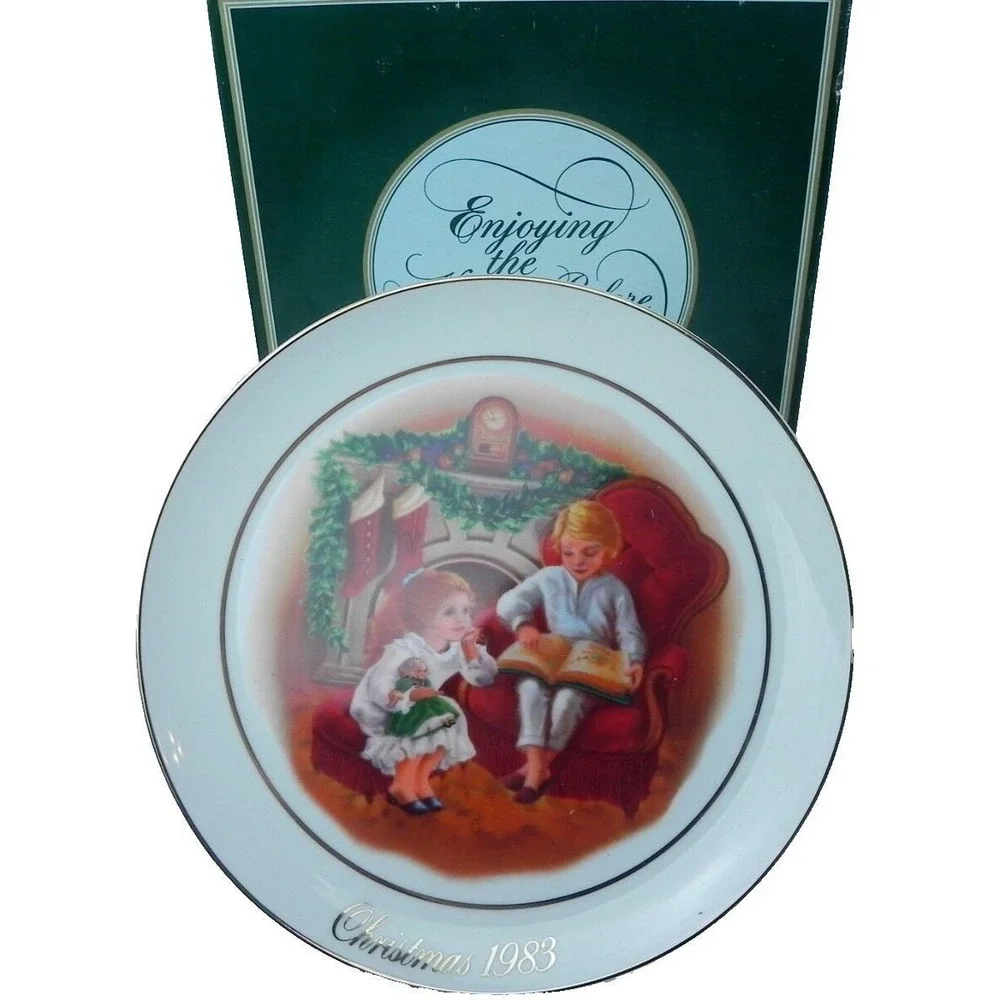 Vintage 1983 Christmas Plate AVON 3rd‎ Edition 22KT Gold Trim w/ Original Box